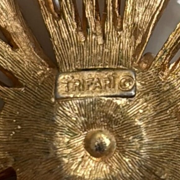 CROWN TRIFARI FAUX EMERALD ABSTRACT BROOCH - Picture 7 of 7